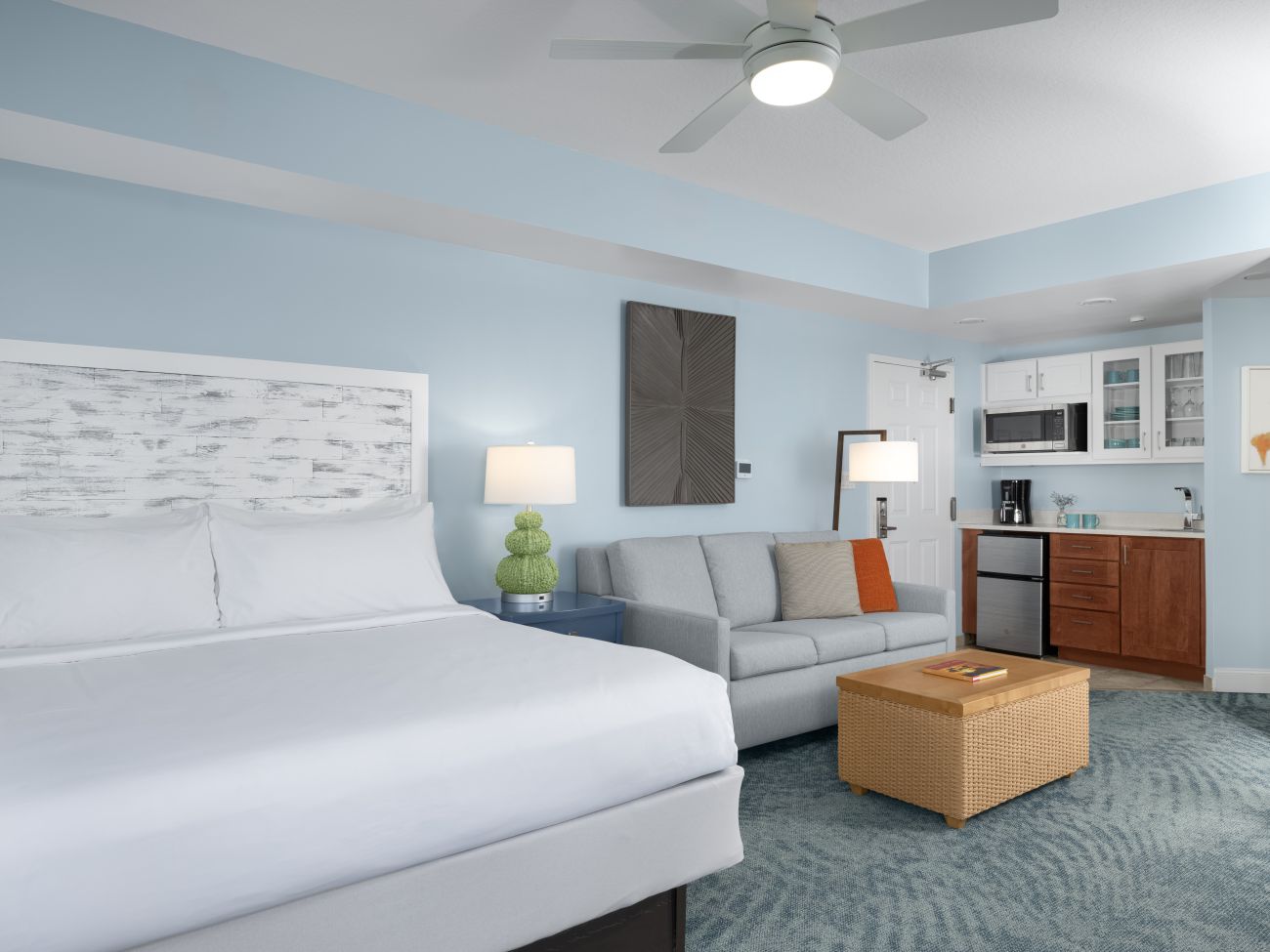 Living Area and Kitchenette (Guestroom)